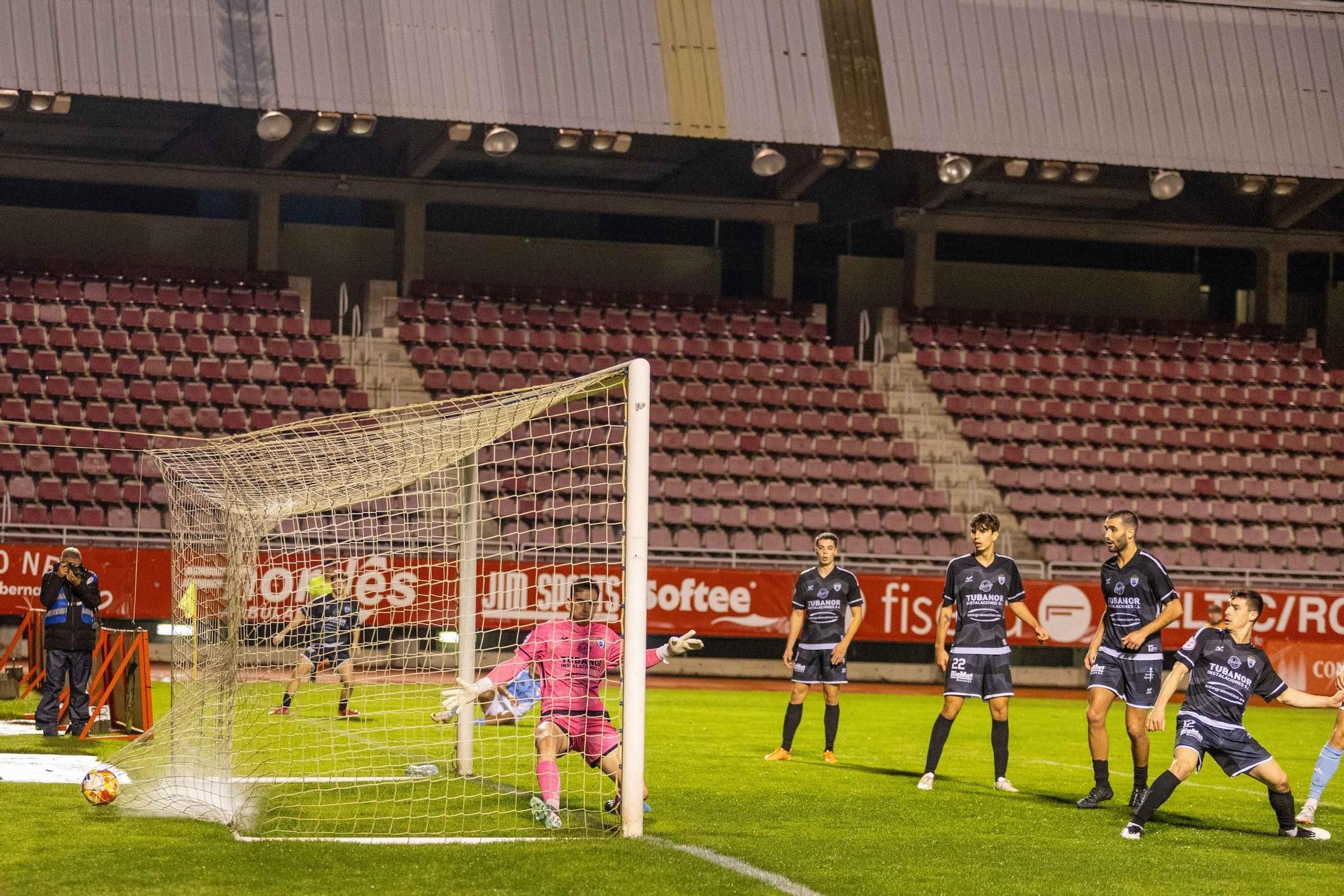 Agónico triunfo del Compostela ante el Noya