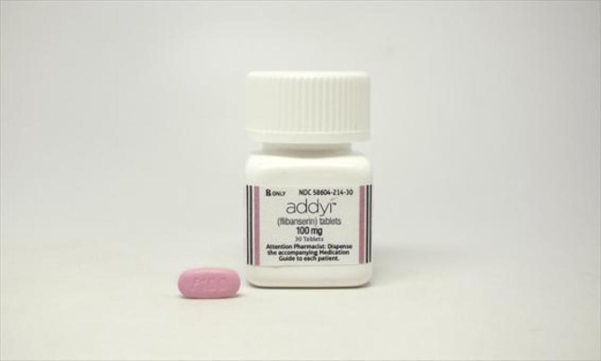 La pastilla rosa davant d’un flascó del nou fàrmac autoritzat als EUA per augmentar la libido femenina. La pastilla rosa davant d’un flascó del nou fàrmac autoritzat als EUA per augmentar la libido femenina.