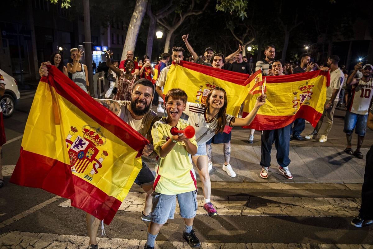 Les millors imatges de la celebració a Manresa del triomf de la Roja al Mundial