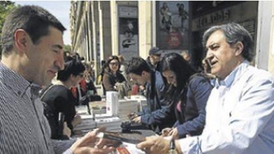 Los escritores se citan con los lectores en el paseo Independencia