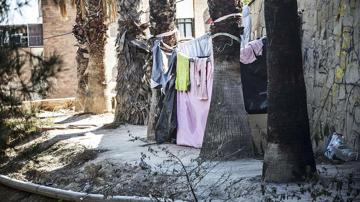 En las faldas del Castillo de San Fernando viven personas que tienen mantas extendidas en busca de protección e intimidad. | PILAR CORTÉS