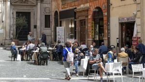 Restaurantes abiertos en la plaza del Campo dei Fiori, este lunes en Roma