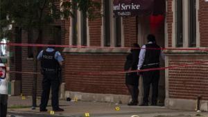 Policías resguardan la escena de un tiroteo en Chicago, Estado Unidos.