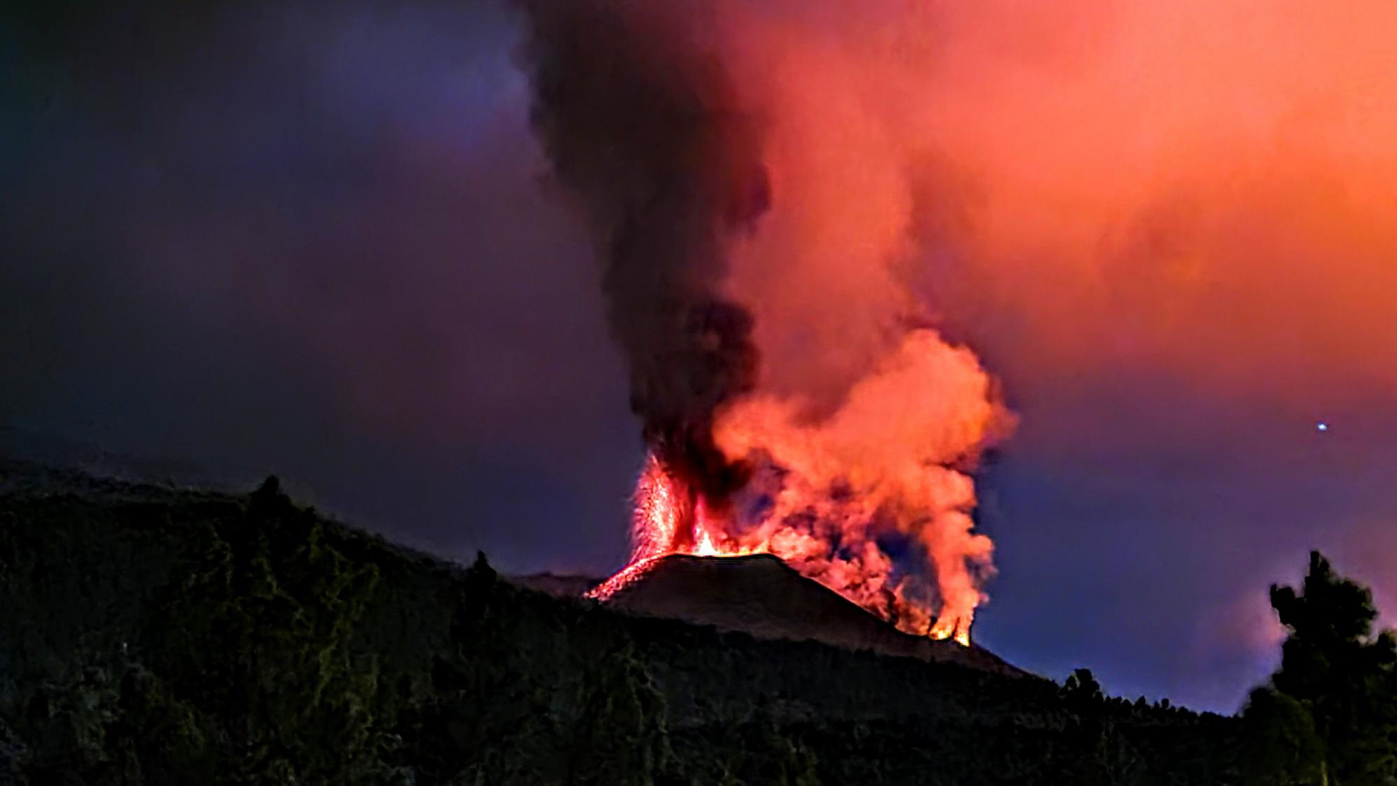 El volcán escupe fuego en plena noche