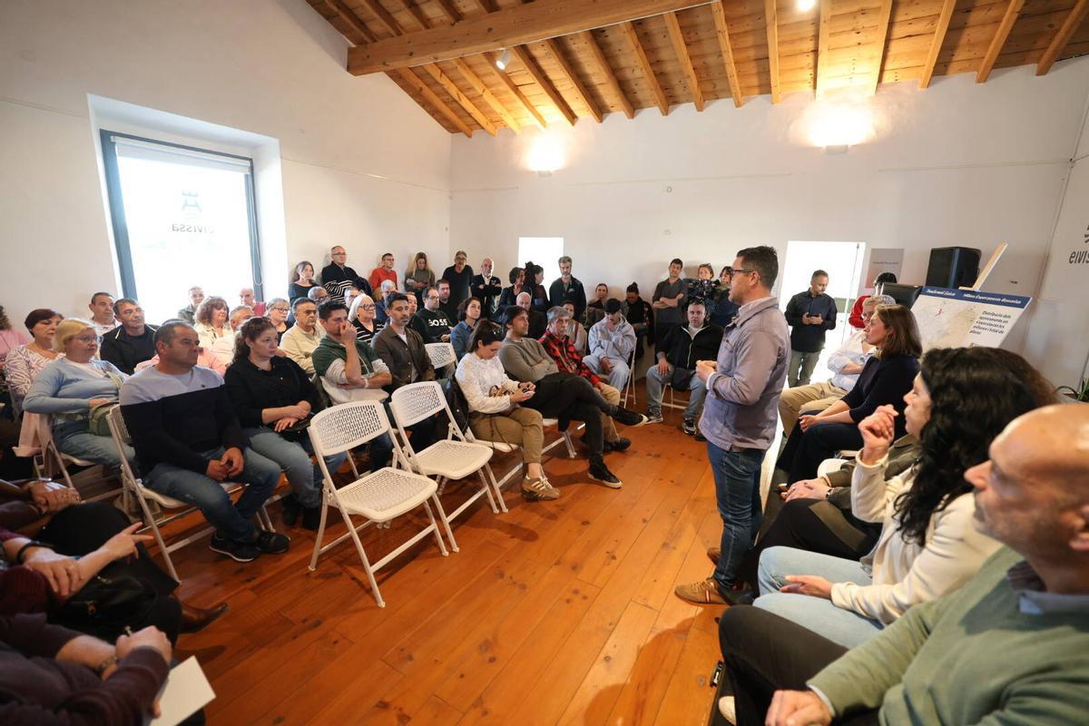 La reunión de los vecinos de sa Real con el alcalde de Ibiza, Rafael Triguero, por el proyecto del aparcamiento