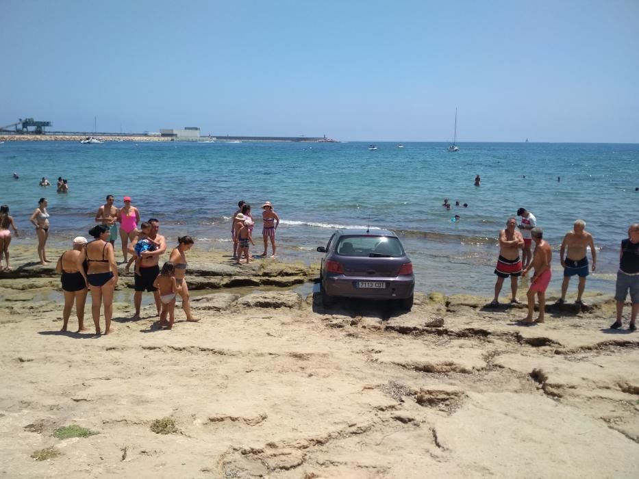 El coche estaba aparcado en la calle Bigastro y se ha precipitado a la orilla de la playa, sin causar daños personales