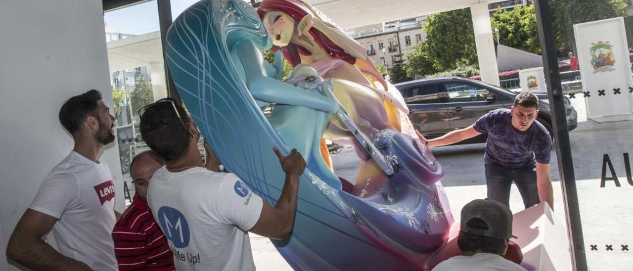 La figura de la Hoguera Oficial, con dos mujeres entrelazadas por el pelo.