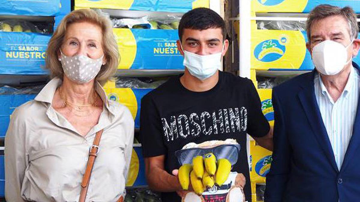 Pedri ha sido voluntario este jueves en el Banco de Alimentos