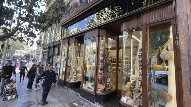 Comerç emblemàtic, la Sombrerería Mil, al carrer de Fontanella de Barcelona. | FERRAN NADEU