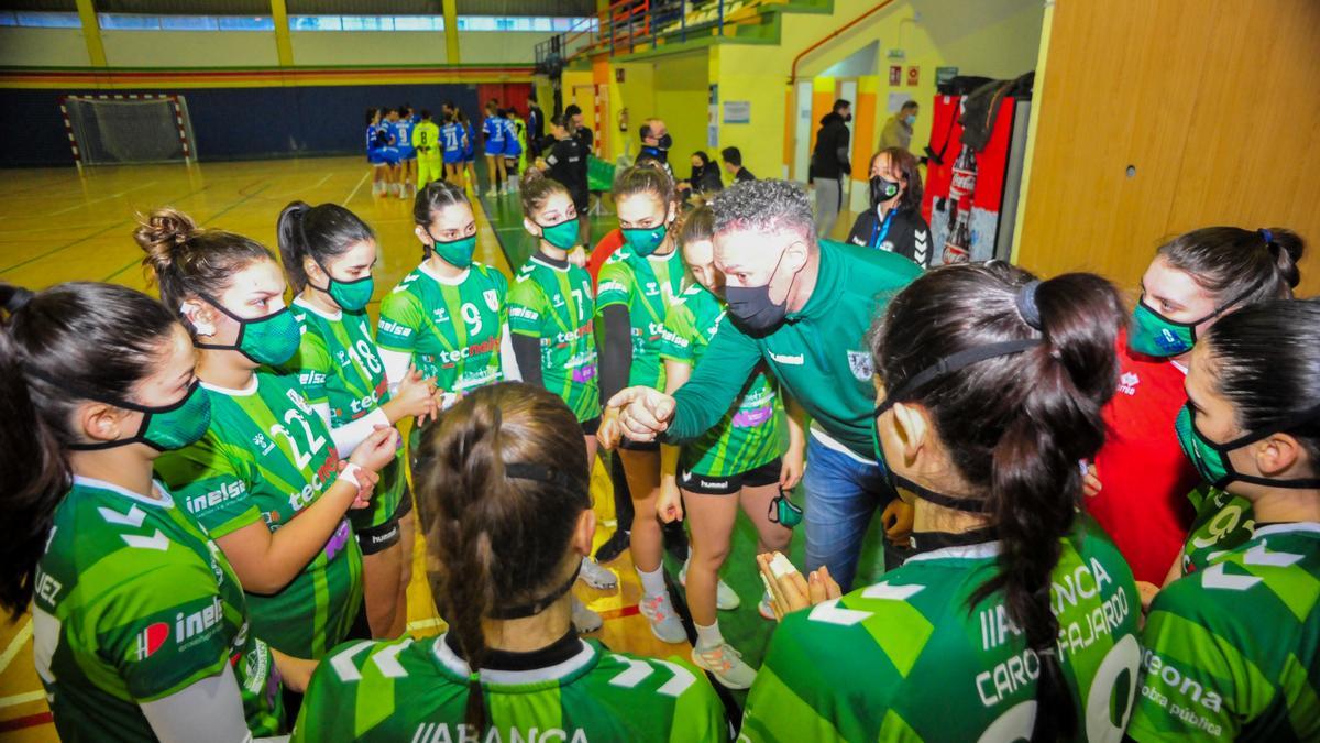 Javier Castro da instrucciones a sus jugadoras durante un partido del Carballal.