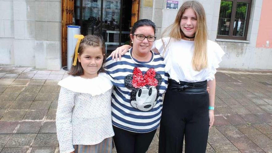 Carlota García, Ana González y Nara Teijeiro, ayer en la presentación de las reinas.