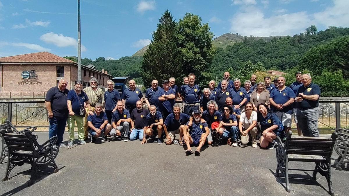 Los asistentes al III encuentro Sella de la asociación de veteranos del piragüismo