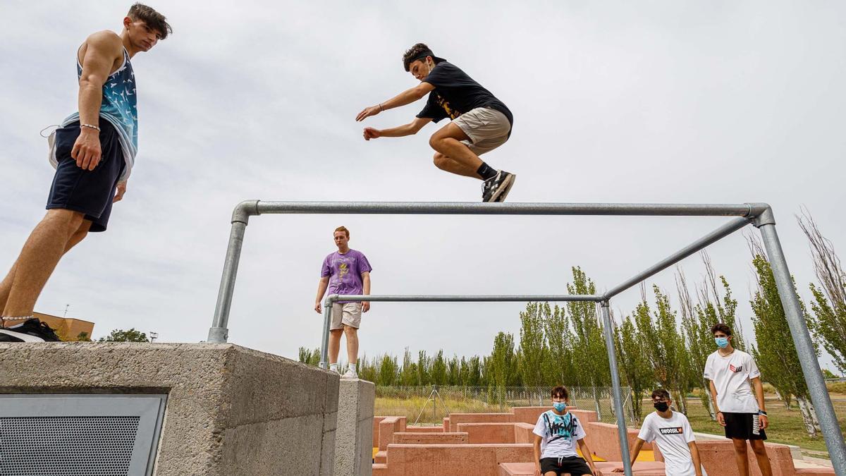 Un joven hace equilibrio encima de una barra en las nuevas instalaciones del ‘parkour park’, en el Actur.