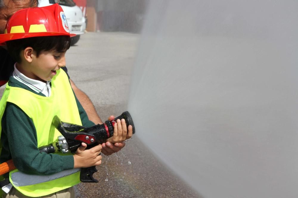 Visita de las teresianas a los bomberos