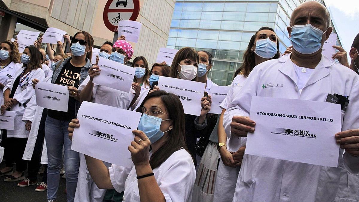 Fotografía de archivo del 9 de junio de 2020 cuando varios trabajadores de Urgencias se manifestaron por el cese del excoordinador, Guillermo Burillo.