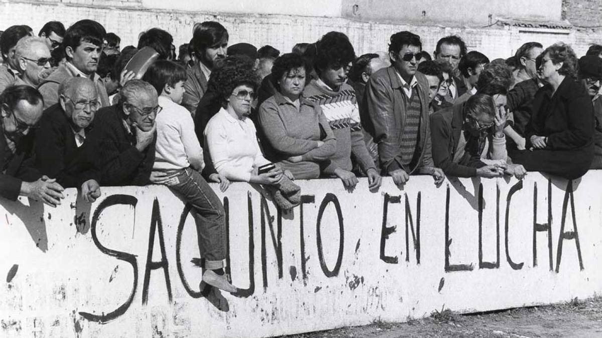 Aamblea de trabajdores de AHM en plena crisis por el cierre de la planta.
