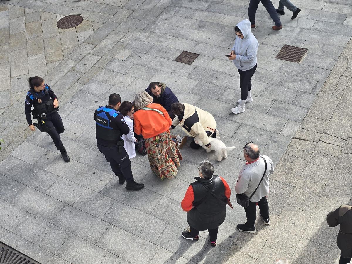 Momento en el que atienden a la mujer herida.