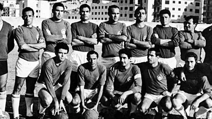 Plantilla de la SD Ibiza de la temporada 1966-67. Esta fotografía es del partido amistoso que la Deportiva jugó contra el Mallorca como homenaje a Juan Florit.