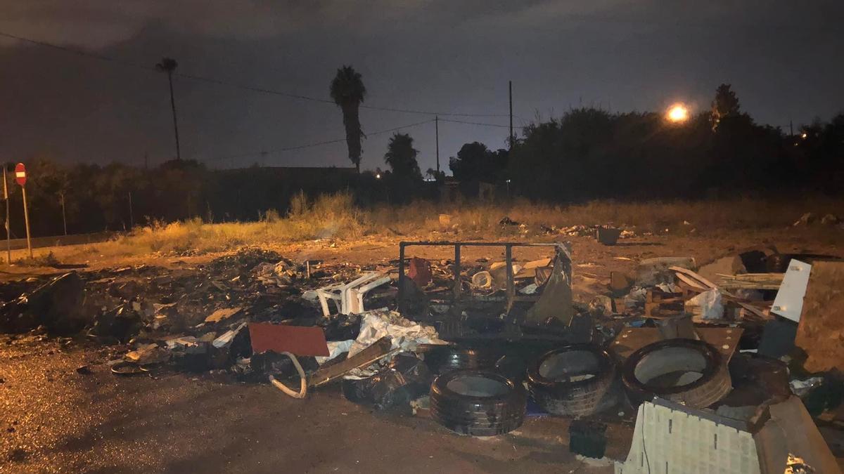 La zona del incendio tras la extinción por parte de los bomberos de Castelló.