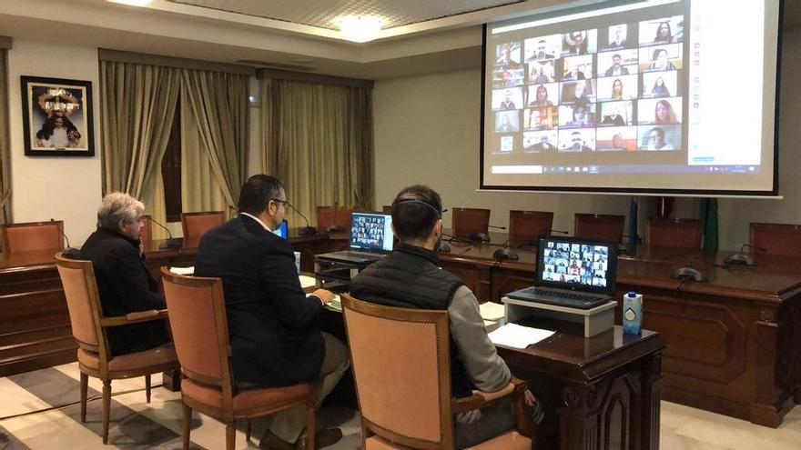 El alcalde de Mijas, Josele González, durante la celebración del pleno online.