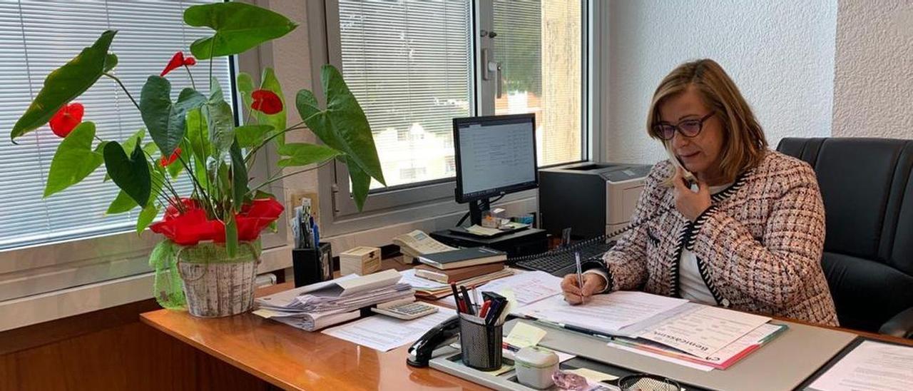 La alcaldesa de Benicàssim, Susana Marqués, en su despacho.