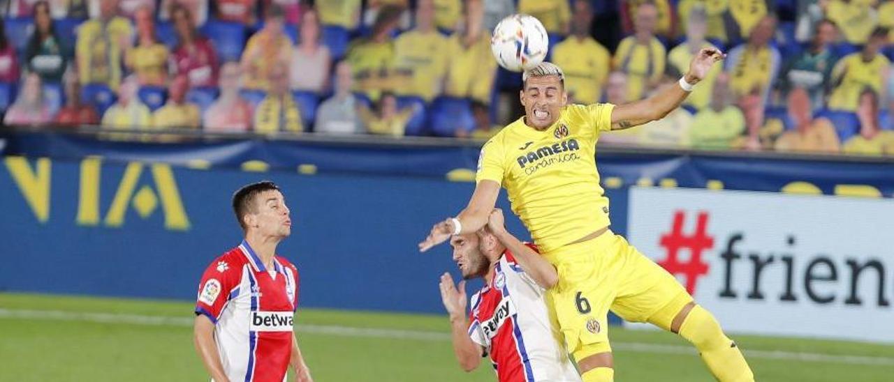 Funes Mori despeja de cabeza durante un partido de esta temporada.