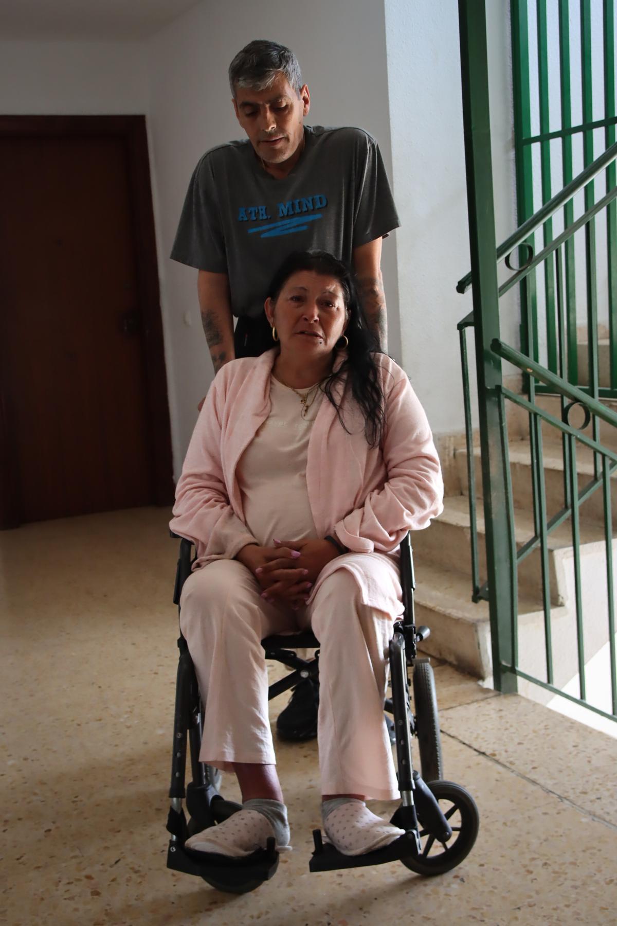 Araceli y su marido en el rellano de su patio.