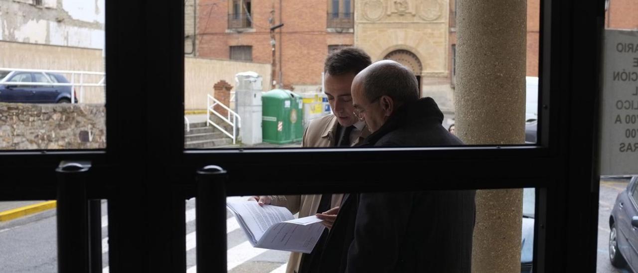 El alcalde de Benavente, Luciano Huerga, examina documentación con su abogado a las puertas de los juzgados de Benavente.