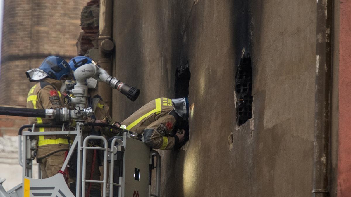 Badalona   10 12 2020  Sociedad  Dotacion del cuerpo de bomberos ananlizan el exterior de  la nave que se incendio ayer en Badalona y que ha supuesto la muerte de al menos dos personas  una de ellas podria estar todavia en el interior del edificio  Fotografia de Jordi Cotrina