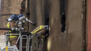 Badalona   10 12 2020  Sociedad  Dotacion del cuerpo de bomberos ananlizan el exterior de  la nave que se incendio ayer en Badalona y que ha supuesto la muerte de al menos dos personas  una de ellas podria estar todavia en el interior del edificio  Fotografia de Jordi Cotrina