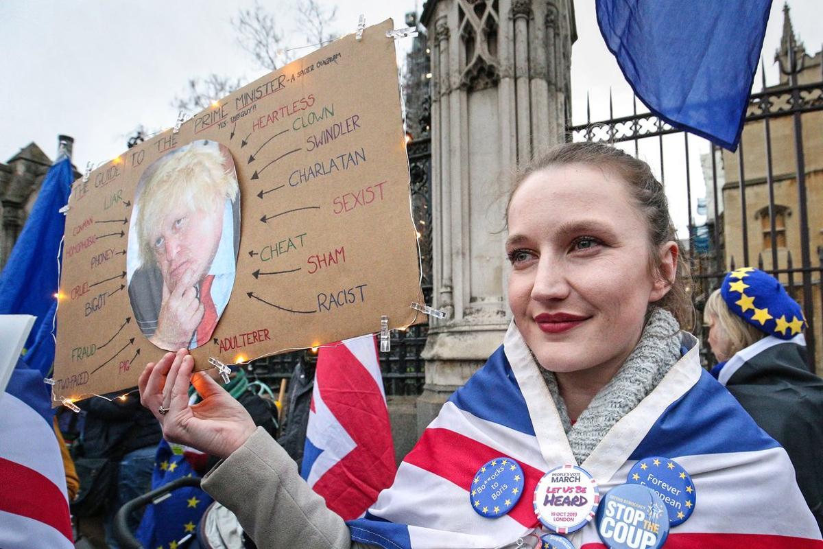 Foto de archivo de una manifestante a las puertas del Parlamento británico.