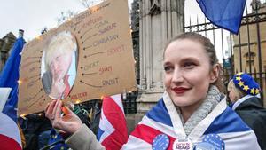 Foto de archivo de una manifestante a las puertas del Parlamento británico.