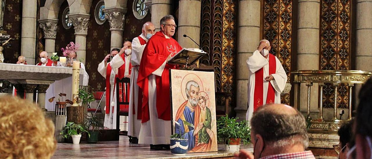 José Antonio Couso, que cumple 50 años como párroco, oficiando la misa de San Pedro en La Felguera acompañado de varios sacerdotes del valle del Nalón. | L. M. D.