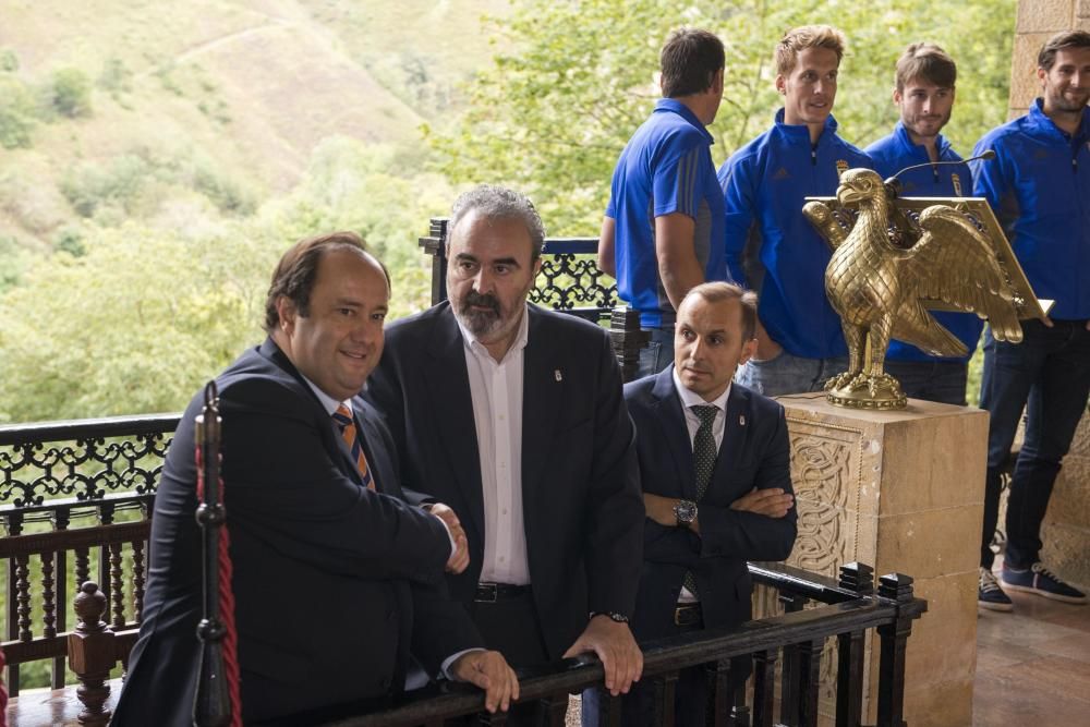 El Real Oviedo realiza la ofrenda floral a la Virgen de Covadonga