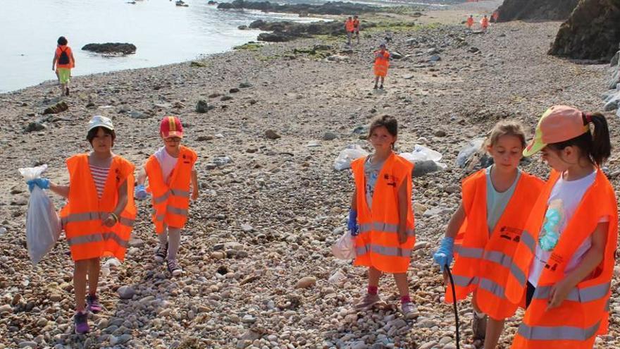 Los escolares de Tapia despiden las aulas limpiando las playas del concejo