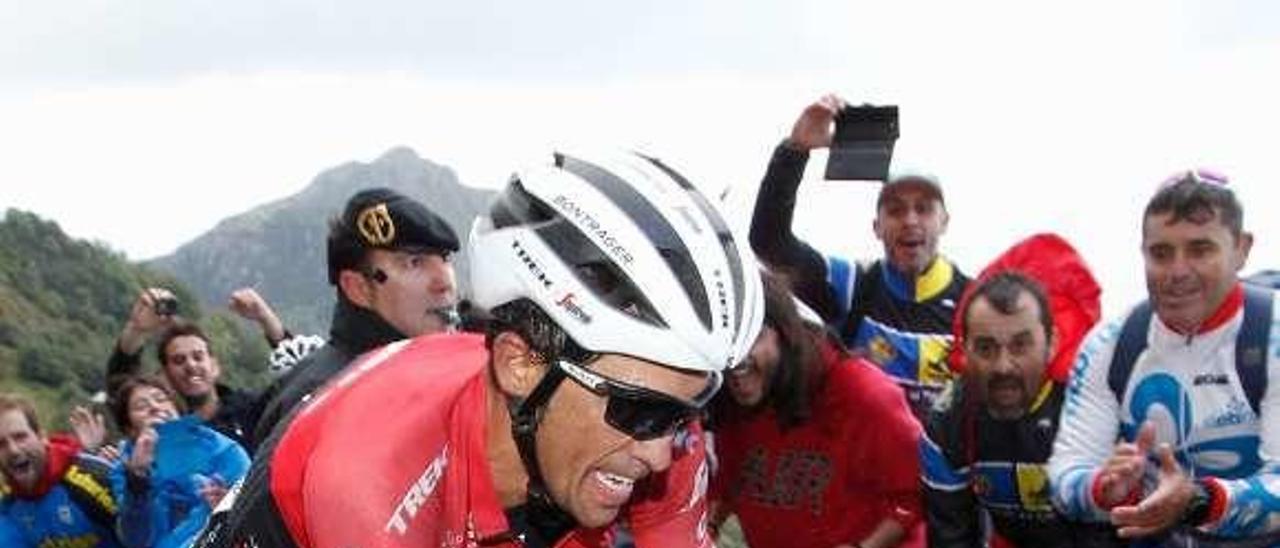 Alberto Contador, ganador de la etapa que finalizó en el alto riosano en 2017, subiendo el Angliru.