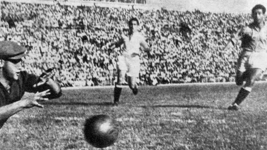 Final de la Copa del Generalisimo, en Madrid, entre el Celta y el Sevilla (1948). Bustos, portero del Sevilla, detiene un disparo de Pahiño. FDV