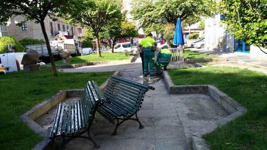 Algunos bancos viejos, durante su retirada. // FdV