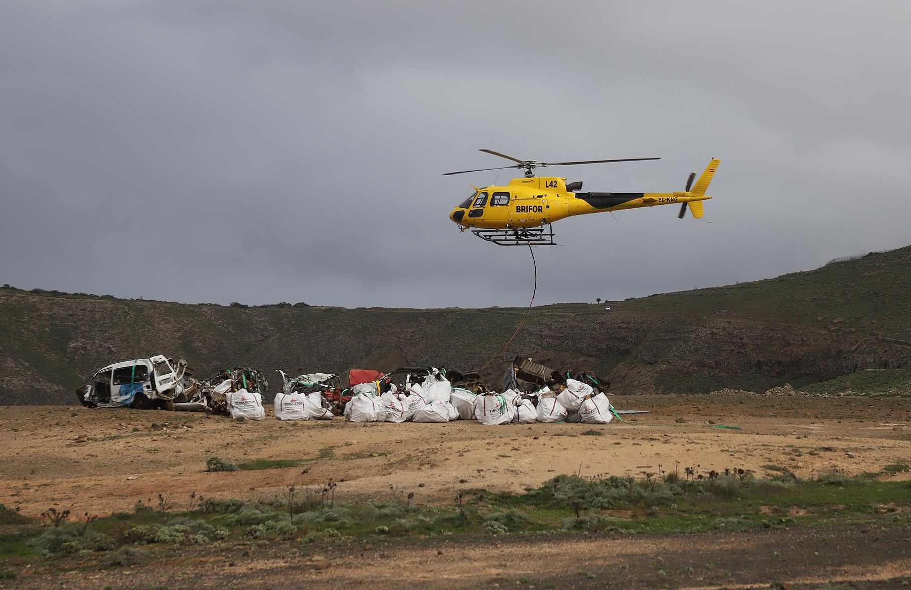 El Cabildo de Lanzarote retira vehículos precipitados en el Risco de Famara y Barranco de Temisa