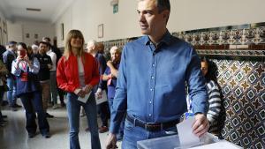 El presidente del Gobierno Pedro Sánchez vota en las elecciones europeas.