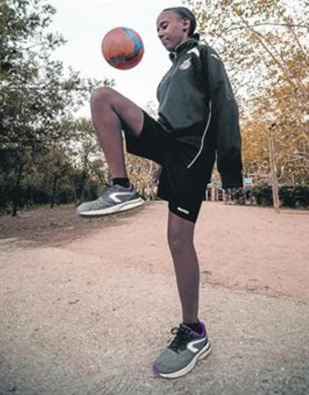 Tarik García, la niña etíope de 12 años a la que no dejan federarse en el equipo de fútbol femenino, en Cerdanyola del Vallès.