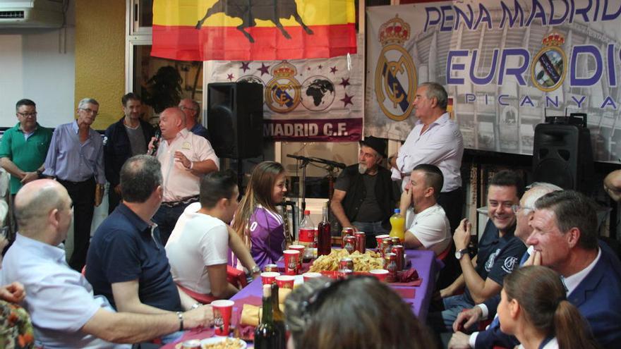 Picanya se tiñe de blanco en el aniversario de una peña del Real Madrid