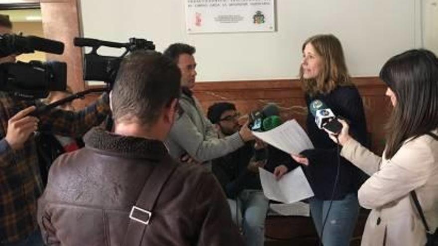 La edil Guillén dio ayer una rueda de prensa en el vestíbulo.