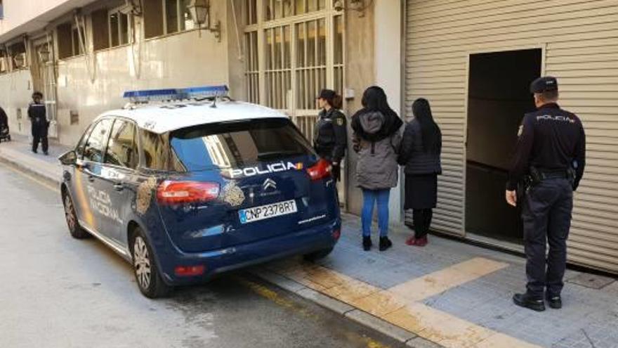 La Policía con las víctimas liberadas en Benidorm.