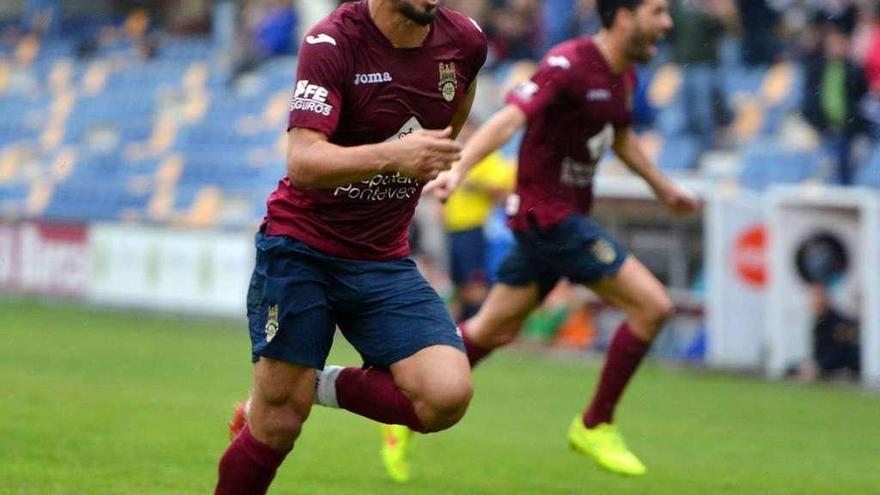 Adrián Mouriño celebra un gol del Pontevedra en Pasarón. // Gustavo Santos