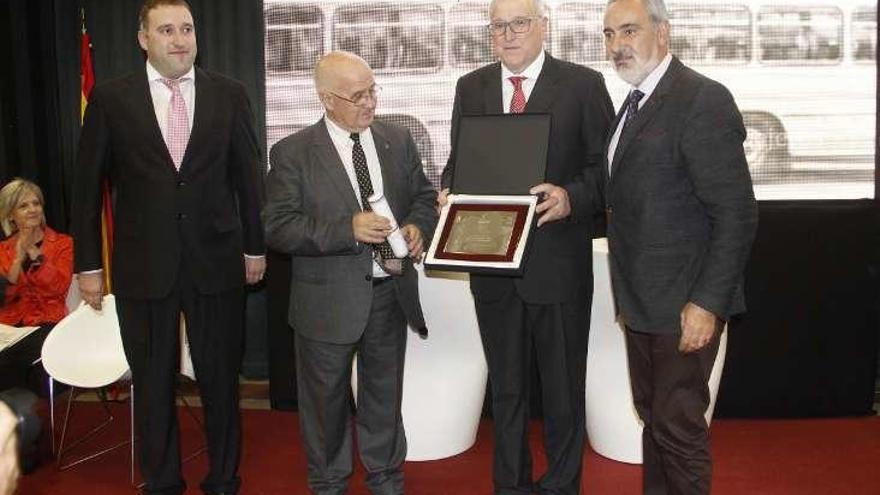 Adolfo Meijide muestra la placa con su distinción.