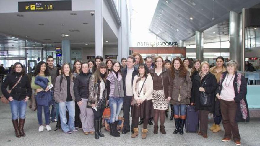 El alcalde, Abel Caballero, y la concejala de Educación, Olga Alonso, despidieron en Peinador a los 36 becados de la Escuela de Idiomas.