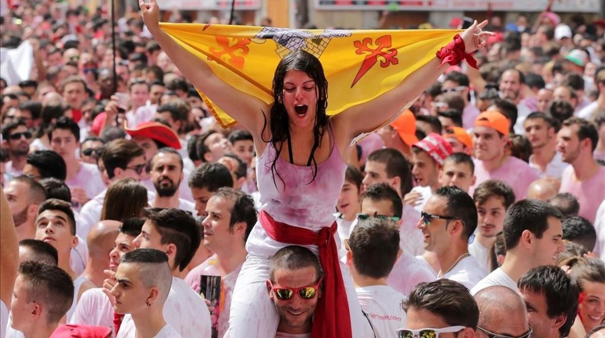 fcosculluela39190808 a woman holds up a flag as she celebrates the  chupinazo   s170706202437