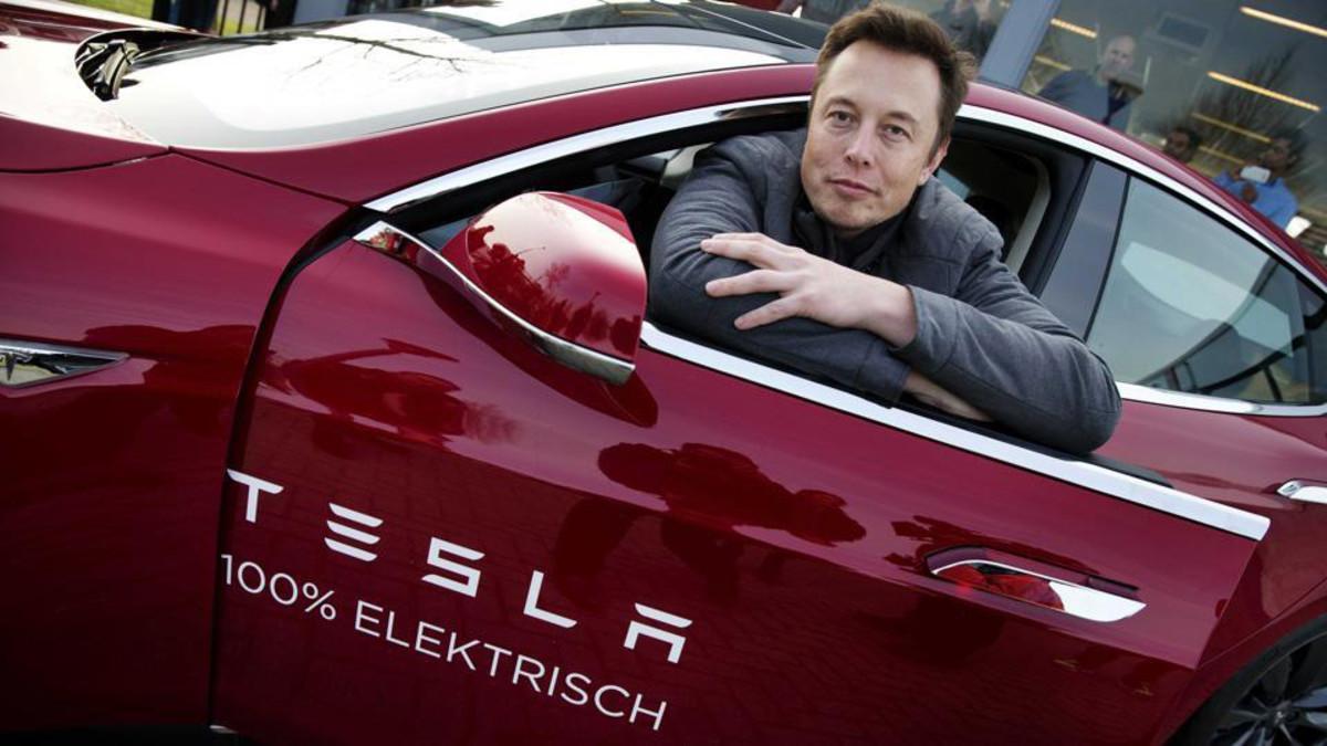 Elon Musk sobre uno de sus coches.