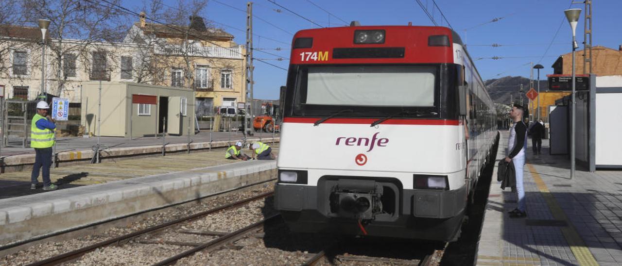 Otra cancelación del tren de cercanías  l&#039;Alcúdia-Moixent indigna a los viajeros